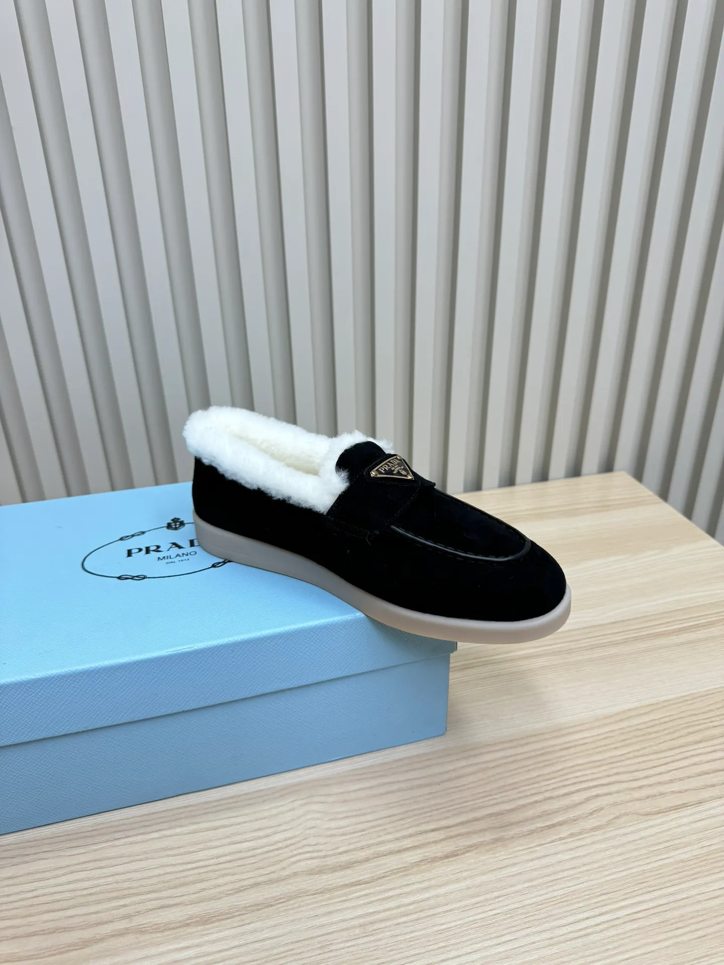 p580 Prada couple loafers｜Winter warmth and good looks at the same time online❄️👫 This is the C position of the shoe cabinet this autumn and winter! Prada's new couple's loafers are high-end yet still stylish~ ✨Imported frosted cowhide fabric, exquisite texture and high-end at first glance 🐑Australian imported sheepskin fur integrated lining, maximum warmth retention! It is also super warm to wear in winter in the north. 🔺The classic triangle logo embellishes the upper, which is simple and elegant, with perfect recognition. 💯Original TPU absorbent film outsole, non-slip, wear-resistant and durable. A must-have item for couples to go out on the street! The upper foot instantly enhances the overall outfit level, whether it is paired with a coat or a down jacket, it looks great ~ #Prada Loafers #coupleshoesrecommend #wintermusthaveshoes #luxurywear Outfit Fabric: Imported two-layer frosted cowhide Lining: Sheepskin imported from Australia One piece Outsole: Original Tpu absorbent film outsole Female size: 35~41 (customized in 41) Male size: 39~45 (customized in 45)